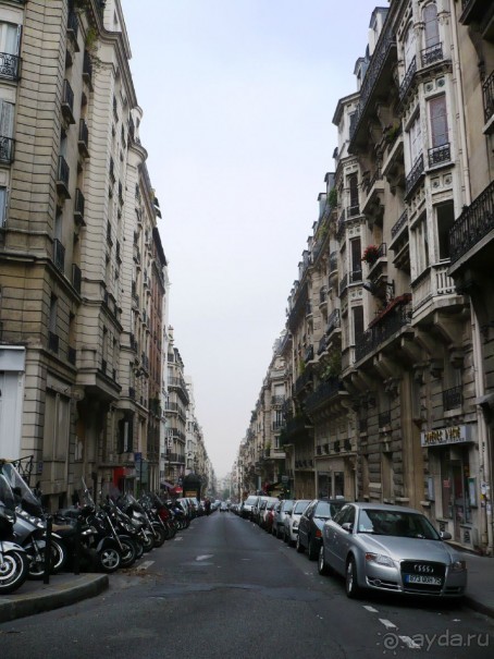 Это мой Монмартр – такой, каким я его увидела. И это тоже мой Монмартр. Он такой разный и такой притягательный. Есть места на свете, которые мне бы хотелось проползать от и до. Я не могу объяснить, почему. Меня туда тянет. Монмартр – одно из таких мест.