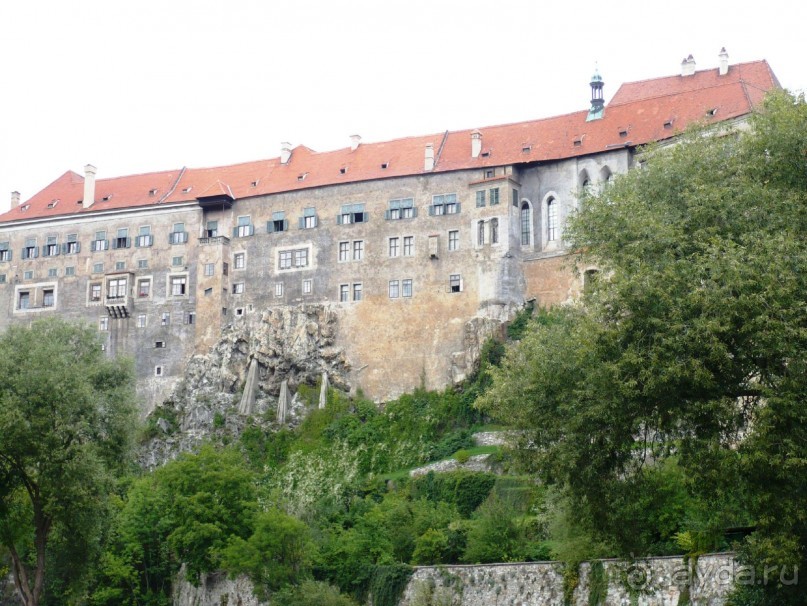 На фото только часть замка. Вид такой неприглядный. Я его сфотографировала, потому что гид нам рассказала, что в этом месте один из хозяев замка сбрасывал из окна неугодных ему жен вон на те скалы, душегуб средневековый.