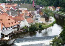 Река Влтава возле Ческого Крумлова делает S-образный зигзаг, как будто опоясывает его, делая таким образом естественное препятствие для защиты города в средневековье.