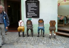 А ещё там есть вот такие забавные стулья, они поставлены у одного из пивных баров, чтобы привлекать клиентов.