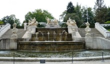 Парк немного похож на наши Питерские дворцовые парки.