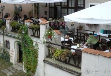 Вот ещё одно примечательное место. Это кафе стоит на самом берегу реки Влтава. Говорят, что оно во время мощного наводнения, которое было в Чехии в 2004, почти полностью скрылось под воду. А сейчас его восстановили, и оно опять работает.