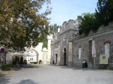 У подножия подъема на замковый холм. Мы как будто очутились в средневековом городке.