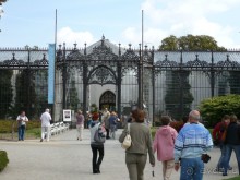 А какой чудесной ажурной решеткой огорожена галерея замка.