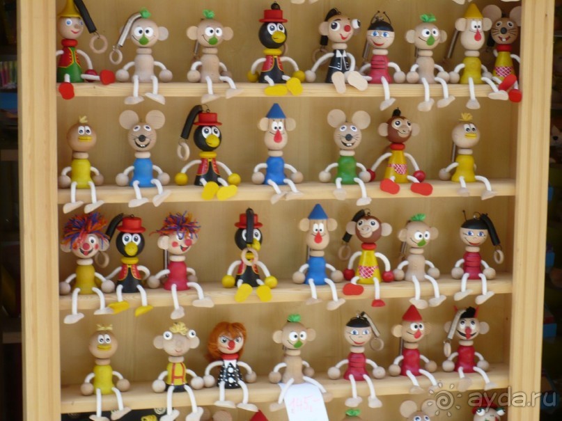 Недорогой сувенир из Чехии. Стоят что-то около 100 крон. Все мои друзья, которым я привозила такие игрушки, радовались как дети. 