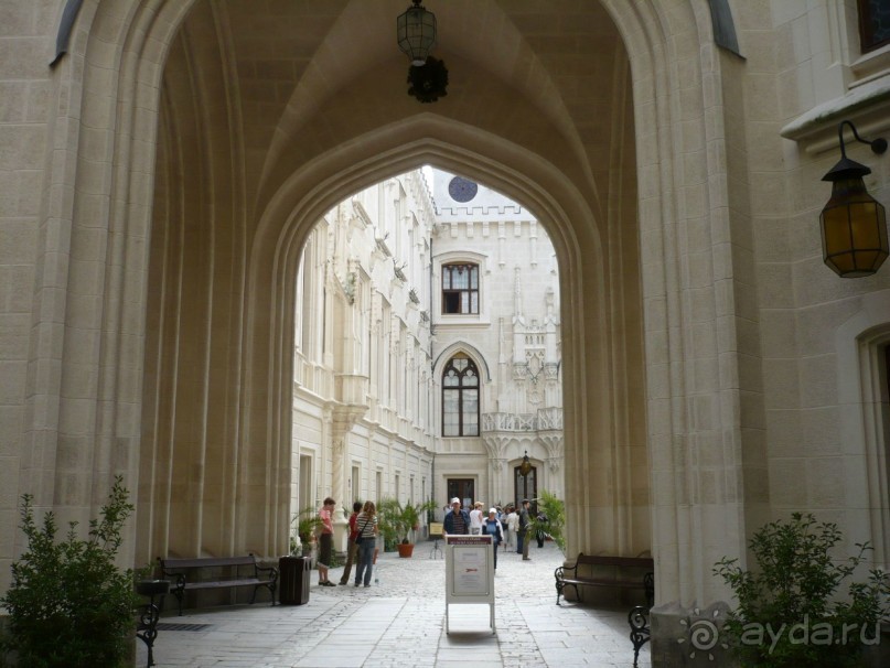 И вот мы уже у входа во внутренний дворик замка.