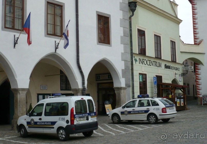 А это полицейский участок и непременный атрибут заграничных туристических мест - инфоцентр. Здесь можно получить полезную нформацию о туристических объектах города, о времени их работы, о том, как до них добраться и т.п., вплоть до приобретения бесплатной карты города и нескольких проспектов-путеводителей.