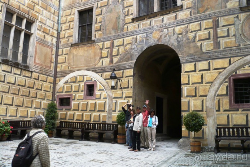 Это один из внутренних двориков замка в ЧК. Дяденька ручкой мне помахал. Типичное поведение западных туристов, они очень доброжелательны и приветливы.