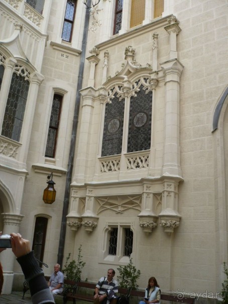 Чудесные архитектурные изыски и витражи.