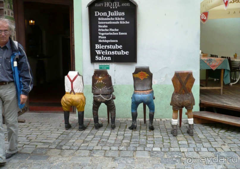 А ещё там есть вот такие забавные стулья, они поставлены у одного из пивных баров, чтобы привлекать клиентов.