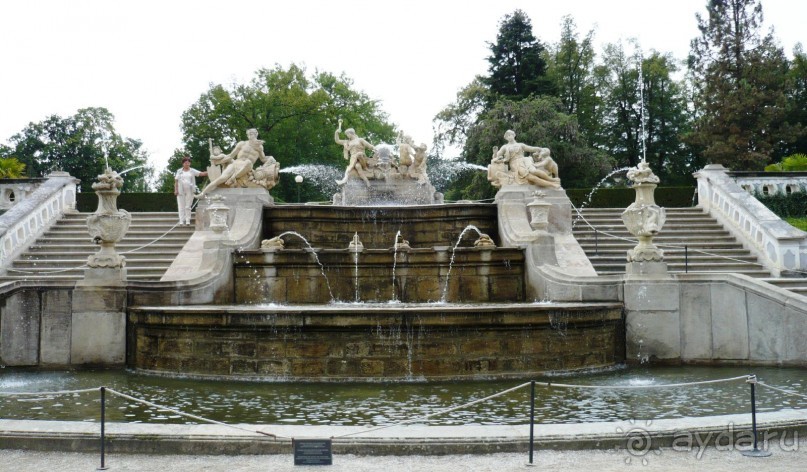 Парк немного похож на наши Питерские дворцовые парки.