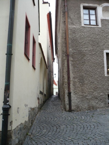 На фото одна из чудом сохранившихся средневековых улочек. Видите, какой ширины были в то время улицы. 