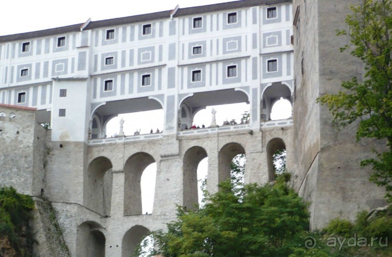 Уникален Плащевой мост, который построен в 1767 году и представляет собой трёхэтажный переход между жилой частью замка, садом и театром. 