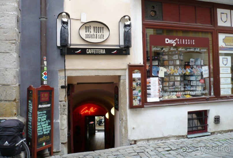 Кафе называется "Две вдовы". Приглядитесь, под левой фигуркой вдовы есть ручка, за которую можно покрутить фигурки вдоль их оси. Куколки будто танцуют.