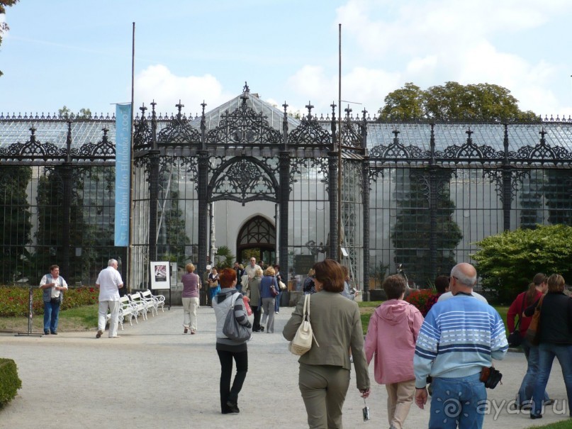 А какой чудесной ажурной решеткой огорожена галерея замка.