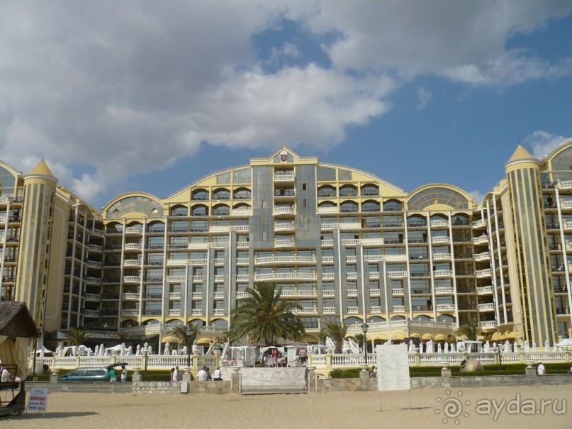 Вид на отель со стороны пляжа.
