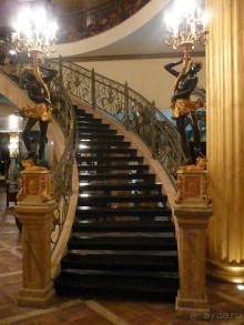 Холл отеля выполнен в колониальном стиле