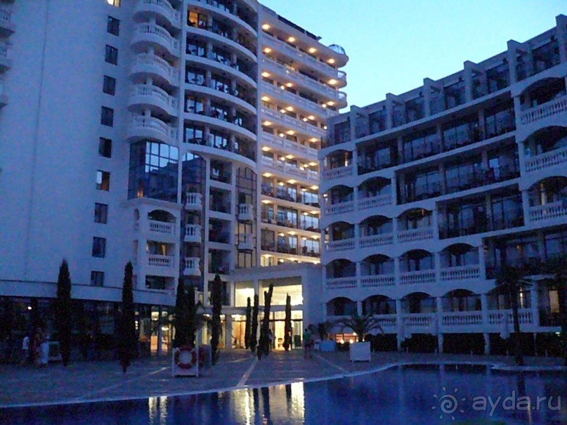 Вид на Чайку Бич со стороны бассейна