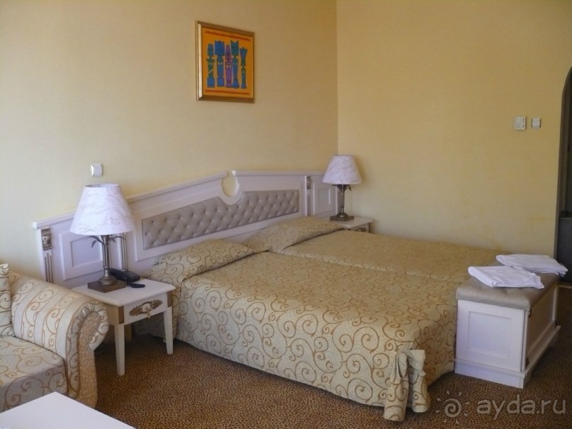 Мой номер в отеле Виктории Паласс 5*. Это первый день после переселения из Чайки Бич. Два полотенца вскоре превратились в одно весьма плачевного вида. Насмотревшись фото, наверняка, многие скажут: "И чего ей ещё надо?" Я тоже купилась на все эти виды. Но если не верите, можете проверить. Может быть, Вам повезет.