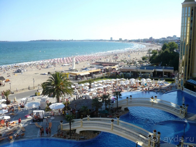 Вид из номера отеля. Внизу тот самый бассейн, который щедро посыпался хлоркой.