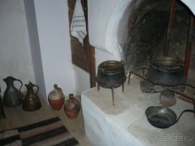 Есть кухонька с диванчиком и очагом. Посуда – антаквариат, так как келья для показа туристам. Монахи же пользуются всеми благами цивилизации.