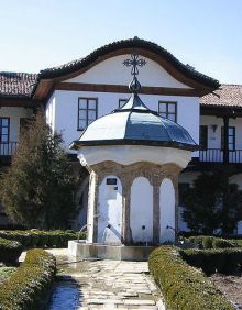 В центре Сокольского монастыря - фонтан с питьевой горной водой. Вкус воды помню до сих пор, никогда не пила такой вкусной воды.