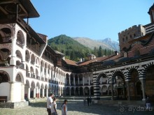 Монастырь шикарный! Посмотрите сами.Меня не покидало чувство восхищения от красоты ажурных фасадов монументальных монастырских построек, от легкости и изящества деревянных лестниц и галерей...