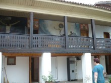 На втором этаже кельи монахов-мужчин, а на первом - общественный женский туалет.