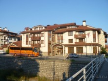 Горнорлыжный курорт Банско. На фоне отеля наш автобус веселенького цвета.