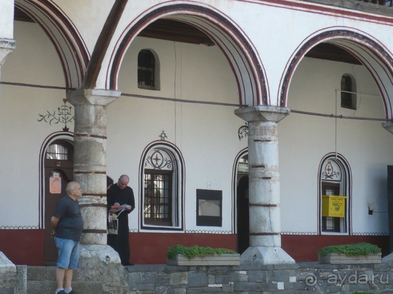 Сами монахи своим присутствием не особо докучают туристам, но кое где взгляд их вылавливает.