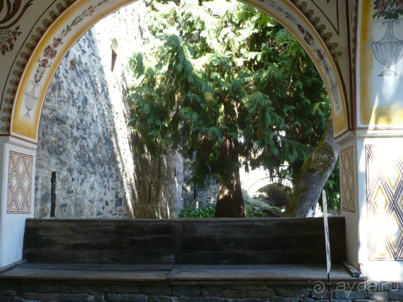 Прямо за воротами монастыря шумит горная речка. Она течет прямо вот под этим мостиком, на котором можно посидеть и насладиться свежей прохладой в самый жаркий день, коим был и тот, в который мы приехали сюда. В чистой горной речке водится замечательная форель. Этой самой свежевыловленной рыбкой нас угощали в монастырском ресторанчике. Жаренная на гриле она так и таяла во рту.  
Незабываемые впечатления от красоты этих мест, гостеприимство местного населения, высокий профессионализм гида, вкусная еда сделали мои впечатления от поездки поистине потрясающими.
Всё-таки как неоднозначна Болгария. Низкий гостиничный сервис пятизвездочных отелей и великолепные запоминающиеся двуязычные путешествия-экскурсии по богатому историей и красотами великолепному южному краю. 