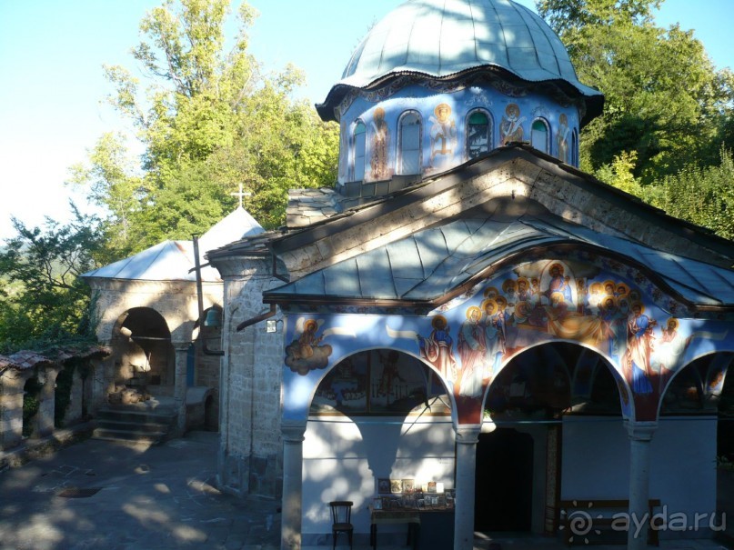 Храм монастыря находится на нижней террасе и весьма небольшой.