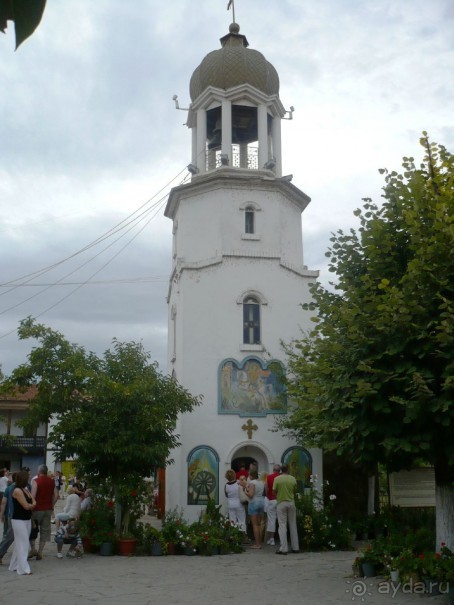 На территории монастыря Св.Георгия яблоку упасть негде от пришлых туристов