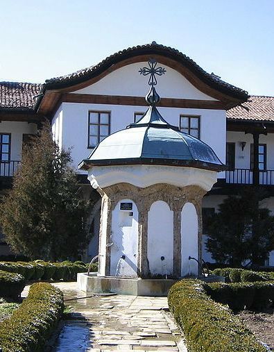 В центре Сокольского монастыря - фонтан с питьевой горной водой. Вкус воды помню до сих пор, никогда не пила такой вкусной воды.