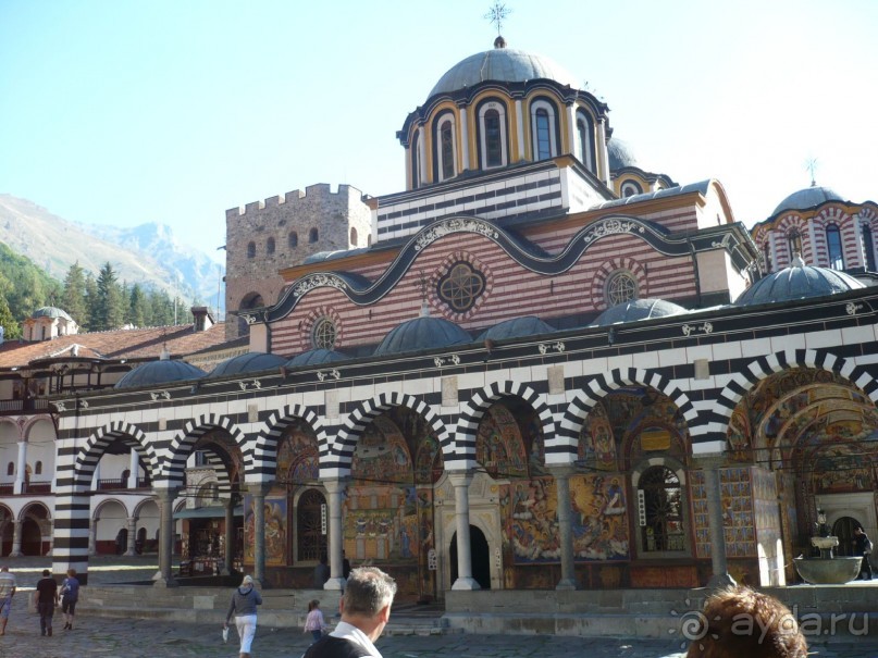 Как и положено, в центре монастыря стоит бесподобной красоты церковь с богатой росписью на сводах и стенах.