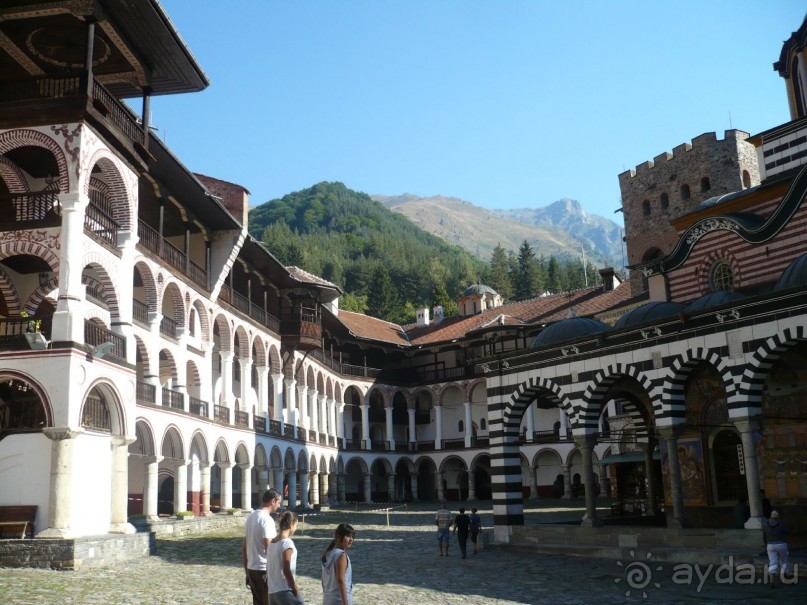 Монастырь шикарный! Посмотрите сами.Меня не покидало чувство восхищения от красоты ажурных фасадов монументальных монастырских построек, от легкости и изящества деревянных лестниц и галерей...