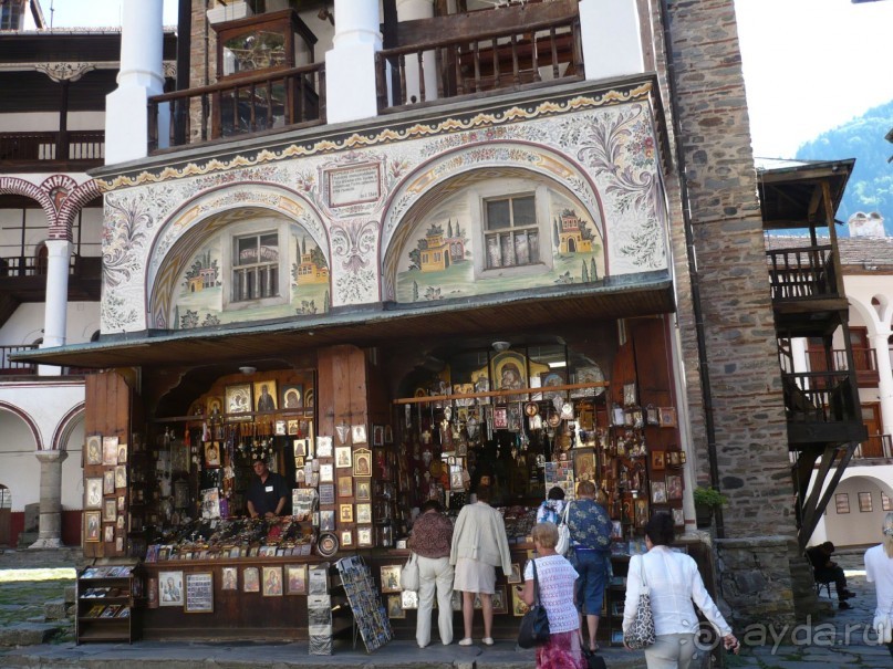 Богатая церковная лавка.