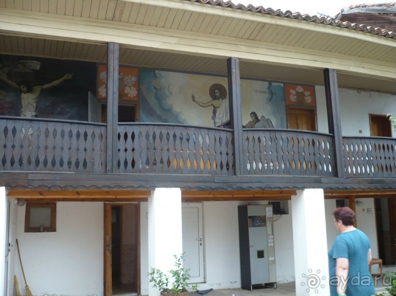 На втором этаже кельи монахов-мужчин, а на первом - общественный женский туалет.