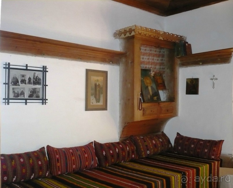 Надо сказать, что в этом монастыре монахи чувствуют себя очень неплохо. Нам показали одну из типичных келий – жилище монаха. Помещение довольно просторное и уютное.