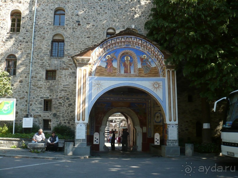 Вскоре прибыли. Одни из ворот Рильского монастыря