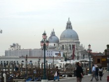 Отсюда же открывается замечательный вид на базилику Делла Салюте на соседнем Троицком острове (делла Тринита). Вообще это классический венецианский снимок. Я неоднократно его видела, особенно в закатных солнечных лучах. Вот, довелось самой сфотографировать.