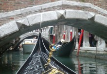 Они так виртуозно разъезжаются на этих узких каналах. Вот мы пропускаем катер. Гондольеры прижались к стенкам и катер спокойно проехал. При этом расстояние между бортами было не более 5 см. Но ни разу никто никого не задел. Вот это мастерство!