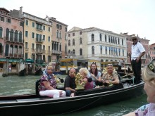 Есть ещё в белой рубашке, но в той же шляпе. А в гондоле люди из нашей группы, обрадовались, что встретились на воде.