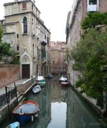 В городе совсем нет машин. Здесь передвигаются или пешком или на лодках и катерах. В роли общественного транспорта тоже выступают катера. А личный транспорт – это всё, что плавает по воде. На тех каналах, где нет гондол, особенно заметны эти частные плавсредства, временно зачехленные, если хозяин дома или отправился пешком.