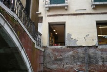 А эти две девчушки что-то очень активно кричали нам из окна и махали руками, но когда мы стали их фотографировать, застеснялись и спрятались.