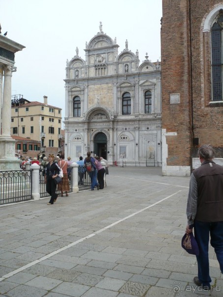 Встык с церковью Св. Иоанна и Павла стоит очень красивое  беломраморное здание Скуола Гранде Св.Марка, занимаемое сейчас городской больницей.