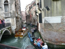 Вот ради этой красотищи мы сюда едем. Обратите внимание на две металлические нашлепки на доме справа (верхний снимок). Это стяжки. Таким образом у них укрепляют здания.