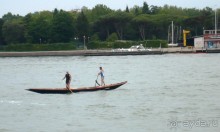 Два молодых человека, видимо, учились управлять  гондолой, что требует большого мастерства. Гондольеры – это особая венецианская каста, мы о них ещё поговорим. 