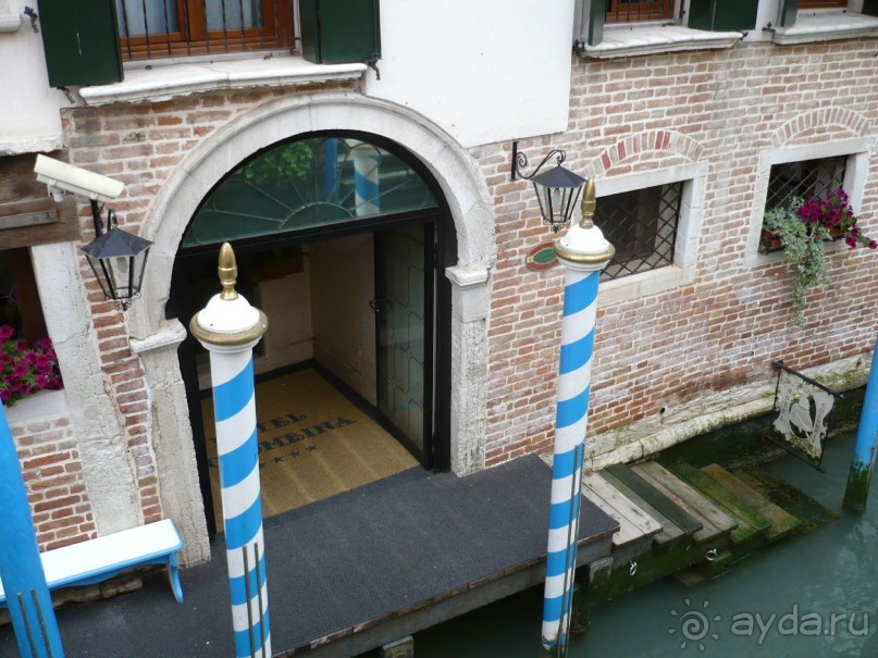 Вот любопытный кадр. Выход из отеля. Прямо на воду. Есть, конечно, и сухопутный выход в узенькую улочку. Отель 4*. Судя по лесенкам и настилу не сказала бы, что это 4*. Но звезды отелям в разных странах присваиваются по-разному. Говорят, что в Италии звездность зависит от той платы, которую вносит хозяин при её регистрации в гос.органах, а вовсе не от сервиса. В четверках я в Италии не была. А вот в Лидо-ди-Езоло, где мы ночевали, отель заявлен как 3* и по сервису это твердые 3*, но ближе к 2*, а не к 4*.