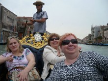 Катание на гондоле стоит недёшево – 100 евро. В лодке 6 мест. Хочешь, один за эти деньги поезжай. А хочешь, дели сумму на 6 и катайся вшестером. Мы плавали вчетвером. Три дамы и один мужчина (он нас фотографирует) Наши довольные мордахи.
